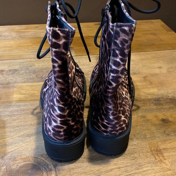 Steve Madden Velvet Leopard/ Cheetah Combat Boots size 7.5 NWOT - Picture 7 of 9